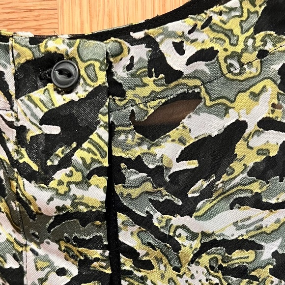 TAHARI Women's Top | Olive Green | Abstract Print Short Sleeve | NWT Size SM - Picture 8 of 15